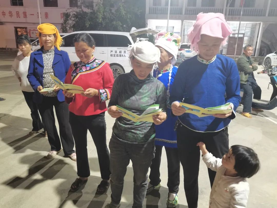 丘北县:文艺下乡,款家常传播法治