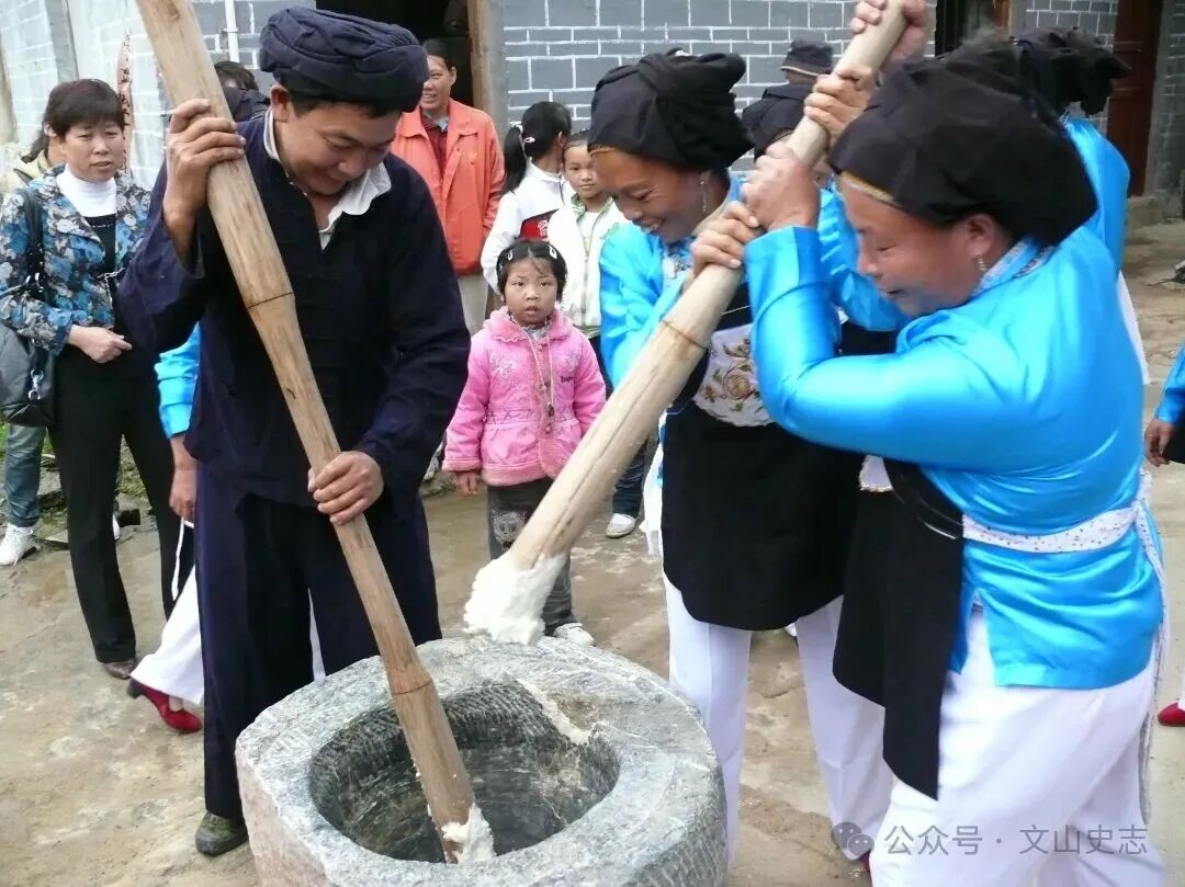 undefined 22.舂粑粑(时虹摄).JPG